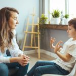 Menores de edad: Qué requisitos debe cumplir el consentimiento informado en psicólogos