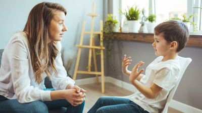 Menores de edad: Qué requisitos debe cumplir el consentimiento informado en psicólogos