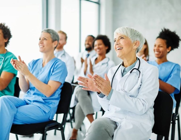 Gastos de formación, congresos y cursos: ¿Son deducibles para un médico autónomo?